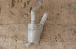 Бачок стеклоомывателя передний для Nissan Tiida 2008 года на фотографиях