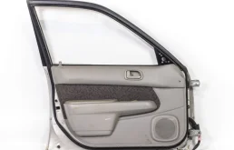 Дверь передняя левая для Toyota Corolla 2000 года на фотографиях
