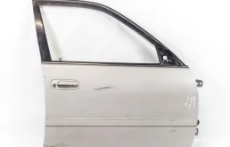 Дверь передняя правая для Toyota Corolla 1997 года на фотографиях