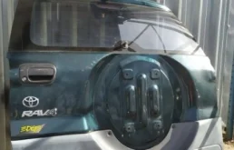 Накладка на дверь задняя левая для Toyota RAV4 2003 года на фотографиях