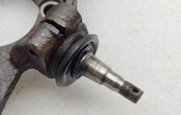 Кулак поворотный левый для Subaru Legacy 2013 года на фотографиях