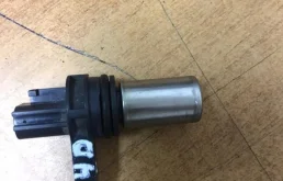 Датчик положения коленвала для Nissan X-Trail на фотографиях