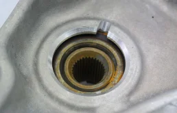 Кулак поворотный правый для Land Rover Range Rover на фотографиях