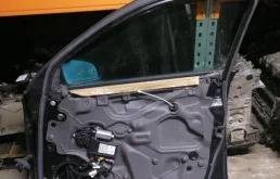 Дверь передняя правая для Audi A4 2001 года на фотографиях