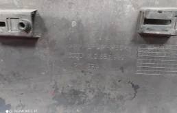 Молдинг двери передний правый для Audi Q7 2009 года на фотографиях