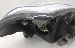 Фары для Nissan Tiida 2004 года на фотографиях