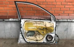 Дверь передняя левая для Toyota Corolla 2004 года на фотографиях