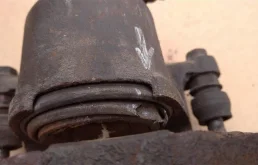 Суппорт передний правый для Toyota RAV4 2001 года на фотографиях