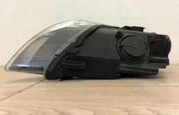 Фара правая для Audi Q7 2006 года на фотографиях