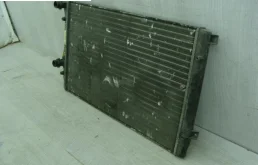 Радиатор охлаждения ДВС для Volkswagen Golf 2011 года на фотографиях