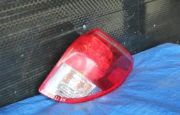 Фонарь внешний правый для Toyota RAV4 на фотографиях