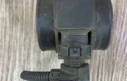 Датчик массового расхода воздуха для Opel Zafira 2004 года на фотографиях