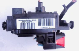 Блок предохранителей под капотом (L0100) для Peugeot 407 Седан 6D 2004-2011