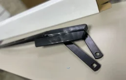 Поводок лобового стеклоочистителя правый для Audi Q7 2007 года на фотографиях