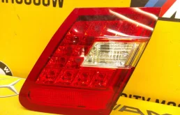 Фонарь внутренний правый для Mercedes-Benz E class 2009 года на фотографиях