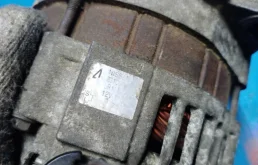 Генератор для Nissan X-Trail 2001 года на фотографиях