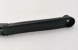 Поводок лобового стеклоочистителя левый для Hyundai Solaris 2021 года на фотографиях