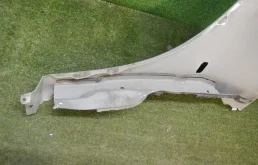 Крылья для Nissan Tiida 2012 года на фотографиях