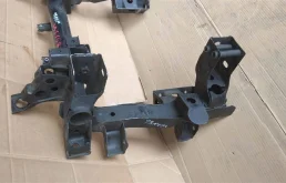 Подрамник двигателя для Mitsubishi Pajero 2007 года на фотографиях