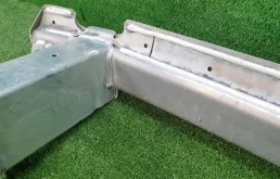 Усилитель бампера передний верхний для Audi Q7 2018 года на фотографиях