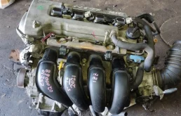 Двигатель без навесного для Toyota RAV4 2000 года на фотографиях