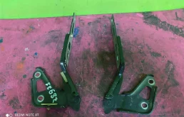 Петля капота правая для Audi Q7 2010 года на фотографиях