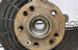 Кулак поворотный правый для Mercedes-Benz M class 2001 года на фотографиях