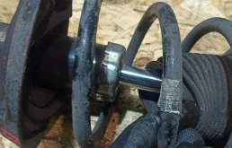 Амортизатор передний левый для Opel Insignia 2016 года на фотографиях