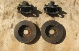 Диски тормозные передние (комплект) для Toyota Corolla 2003 года на фотографиях