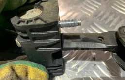 Ограничитель двери передней левой для Volvo XC70 на фотографиях