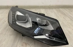 Фара ксенон левая для Volkswagen Touareg 2011 года на фотографиях