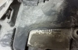 Фара ксенон левая для Audi Q7 2011 года на фотографиях