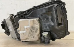 Фара правая для Audi Q7 2015 года на фотографиях