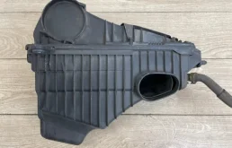 Корпус воздушного фильтра для Audi Q7 2010 года на фотографиях