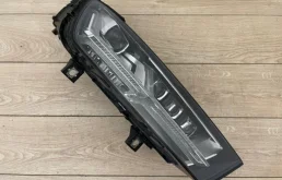 Фара правая для Audi Q7 2015 года на фотографиях