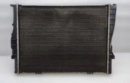 Радиатор охлаждения ДВС для BMW 3er 2007 года на фотографиях