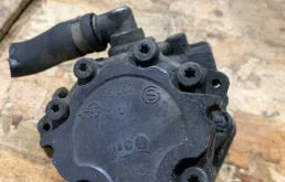 Насос ГУР для Audi A8 2010 года на фотографиях