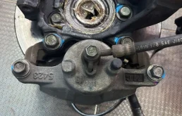 Кулак поворотный левый для Nissan Tiida на фотографиях