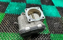 Дроссельная заслонка для Audi A4 2001 года на фотографиях