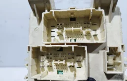 Блок предохранителей салона для Hyundai Solaris на фотографиях