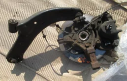 Кулак поворотный правый для Nissan Tiida на фотографиях