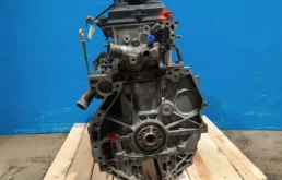 Двигатель без навесного для Nissan X-Trail 2006 года на фотографиях