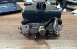 Блок клапанов пневмоподвески для Lexus LX на фотографиях