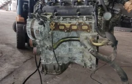 Двигатель без навесного для Nissan X-Trail 2002 года на фотографиях