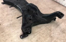 Подрамник двигателя для Mitsubishi Outlander 2008 года на фотографиях