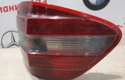 Фонарь внешний правый для Mercedes-Benz M class 2005 года на фотографиях
