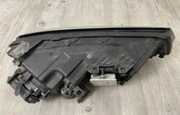 Фара ксенон левая для Volkswagen Touareg 2011 года на фотографиях