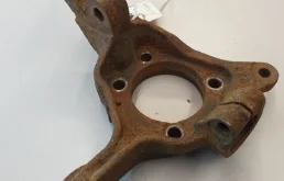 Кулак поворотный левый для Subaru Legacy 2009 года на фотографиях