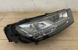 Фара правая для Audi Q7 2015 года на фотографиях