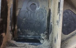 Кронштейн заднего бампера левый для Audi Q7 на фотографиях